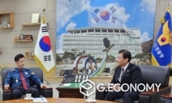 경찰학교장과 대담중인 서울경찰청 경목회장/경찰복음화 대표, 최석우 회장