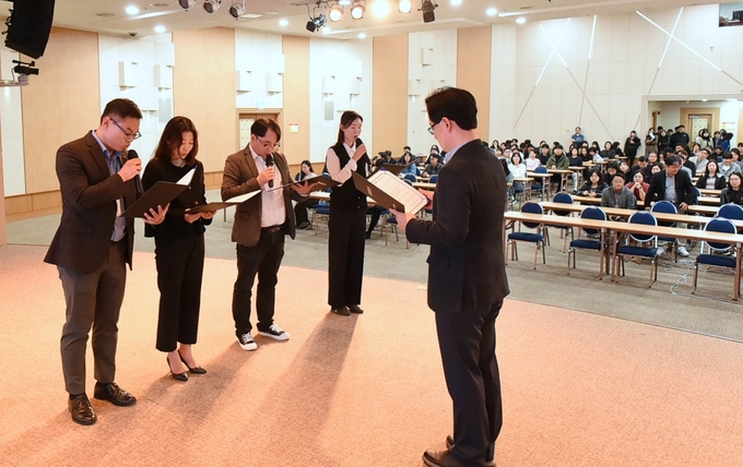 지난 4일 경과원 1층 광교홀에서 열린 공정거래 자율준수 제도 도입 선언식에서 강성천 원장과 임직원 대표가 선언문을 낭독하고 있다. /경과원제공