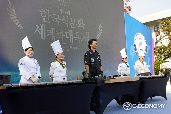 '제12회 한국식문화 세계화 대축제' (사진 좌측 첫번째 박미란 한식명장 )