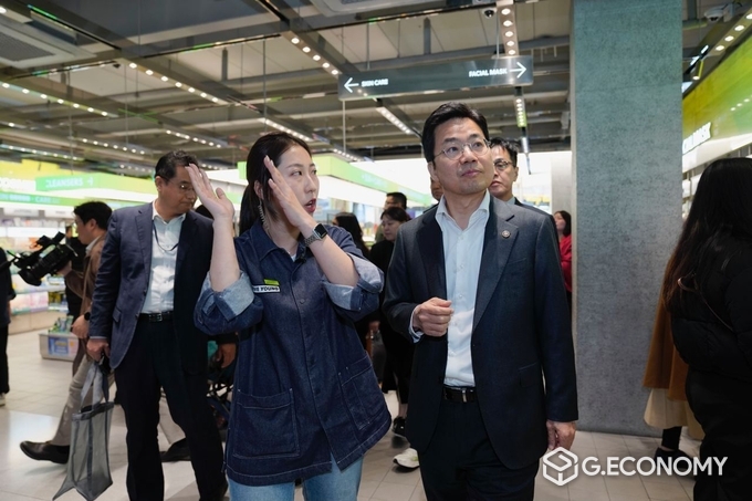 박성택 산업통상자원부 1차관이 개막식 후 인근 올리브영으로 이동해 구매를 하고 있다.