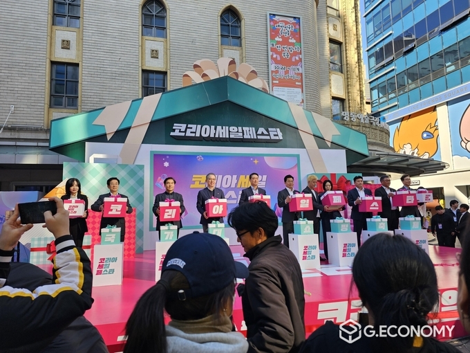 2024 코라이세일페스타 주제 퍼포먼스를 진행하고 있다.