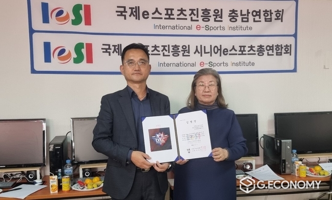 국제e스포츠진흥원 전옥이 이사장과 세종연합회 임용태 신임회장과 기념사진/뉴스아이이에스