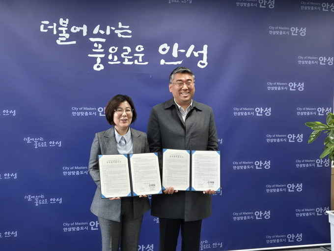 안성시는 고향사랑기부제 민간플랫폼 ‘위기브’를 운영하는 사회적기업 ㈜공감만세와 지난 14일 경기도 지자체 처음으로 고향사랑기부제 홍보 업무협약을 체결했다. /안성시제공
