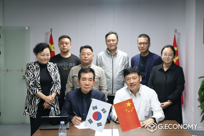 “중국 내 전자상거래 플랫폼 개발⋅운영, 동반자 협력 협약식” 중앙 앞, 골드메르그룹 이근조 회장과 호남중건 고중림 총지배인과 백지나 대표, 김영찬 ㈜루이프스 연구소장 등 중국 관계자들과 기념사진/뉴스아이이에스