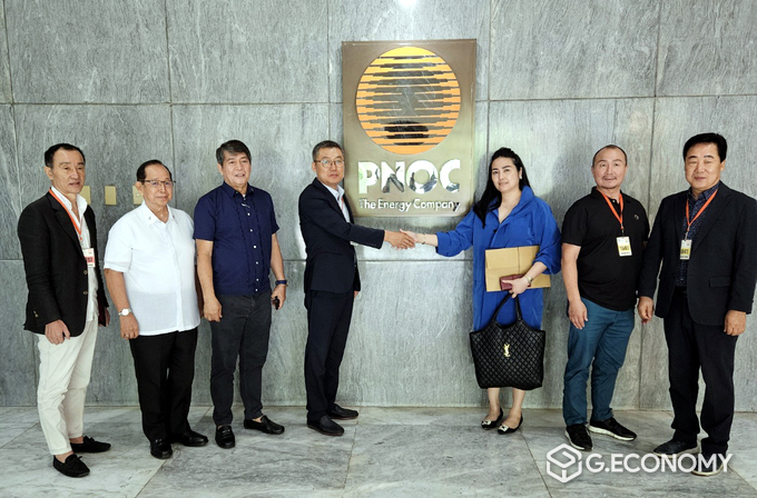 주식회사 삼마 장우인 대표가 필리핀 국영 석유회사 PNOC에서 3사 관계자(PNOC, 주식회사 삼마, 필코18그룹)가 모인 자리에서 필코18그룹 미셀시아 CEO와 업무 협력을 위해 두 손을 맞잡고 있다.