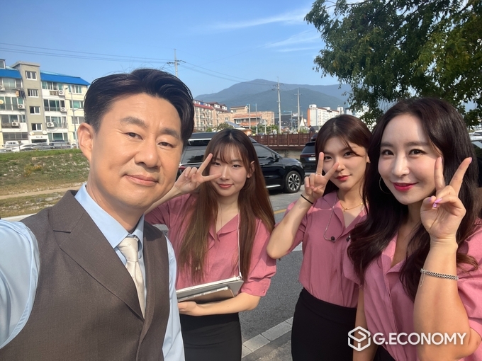 좌) MC 남희석 씨와 함께 KBS 전국노래자랑 무대 오르기 전 모습,
