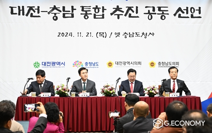 충남⋅대전 통합추진 공동선언 협약을 진행하고 있는 좌)충남도의회 홍성현 의장, 김태흠 지사, 이장우 시장, 대전광역시의회 조원휘 의장 