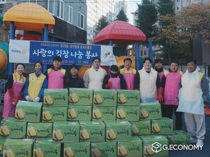 국제로타리 3700지구 대구88(이영근 회장)과 대구동광 로타리클럽(안정주 회장), 여인현 봉사프로젝트 위원장((주)한재사업개발 대표이사)은 사회복지법인 호동원 “사랑의 겨울나기 김장 봉사” 등 절임 배추 앞에서 기념사진