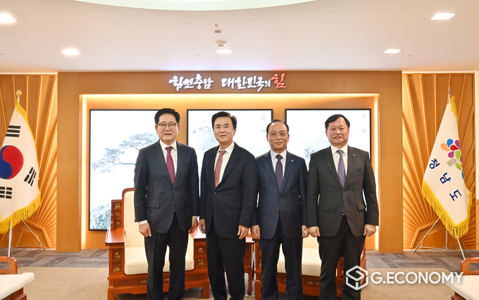 김태흠 충남도지사가 이영조 한국중부발전 사장, 권명호 한국동서발전 사장, 이정복 한국서부발전 사장 등 도내 발전 3사 신임 사장들과 만나 석탄화력발전소와 탈석탄, 정의로운 전환 등 탄소중립 실현을 위한 발전·협력 방안을 논의