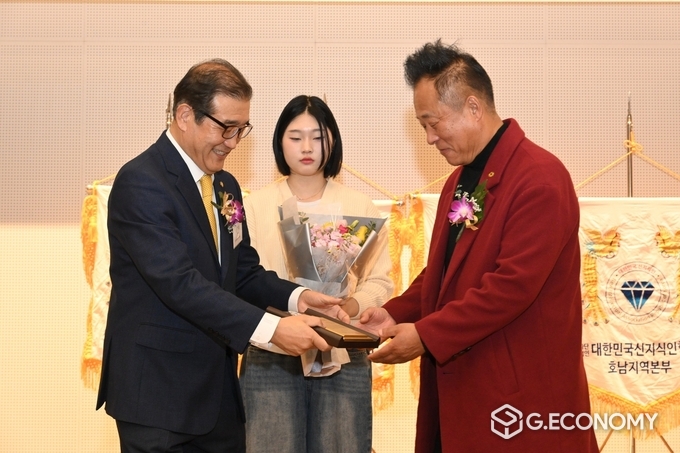 좌)대한민국 신지식인 협회 회장 권기재, 개그맨, 리포터 가수 조문식(대한민국신지식인 대상 수여사진)