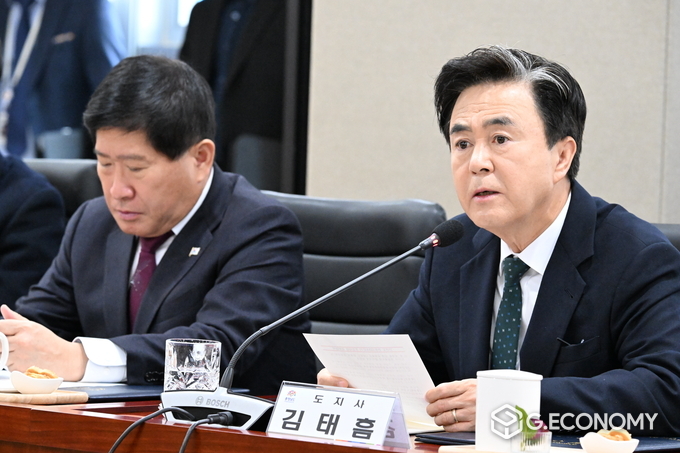 안면도 관광지 3·4지구 조성 사업 성공 추진 협약, 김태흠 지사는 28일 도청 상황실에서 홍성현 도의회 의장,