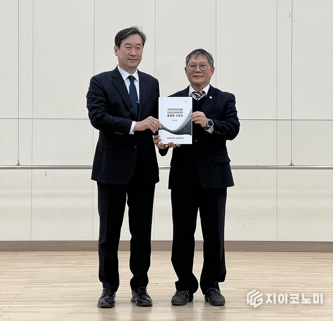 통.폐합 신청서를 들고 있는 송하철(좌) 국립목포대 총장과 장헌범 전남도립대 총장직무대행. 목포대학교 제공