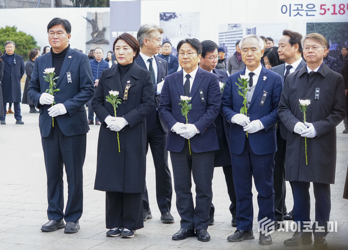 강기정 광주광역시장이 30일 오후 동구 5·18민주광장에 마련된 ‘제주항공 여객기 참사 희생자 합동분향소’를 찾아 광주지역 국회의원, 이정선 광주시 교육감 등과 헌화하며 희생자들을 추모하고 있다. 광주광역시 제공