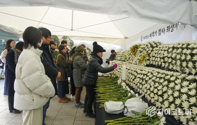 30일 오후 동구 5·18민주광장에 마련된 ‘제주항공 여객기 참사 희생자 합동분향소’를 찾은 시민들이 희생자들을 추모하고 있다. 광주광역시 제공