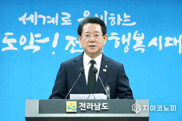 김영록 전남도 지사가 30일 오전 도청 브리핑룸에서 제주항공 여객기 사고 희쟁자와 유가족들에게 애도문을 발표하고 있다. 전라남도 제공