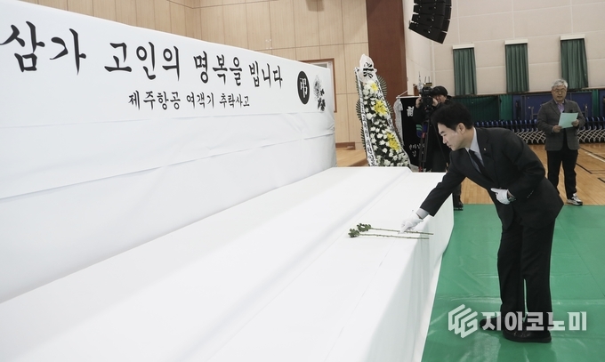 김대중 전남교육감이 30일 오전 청사 내 교육지원센터에 마련된 제주항공 여객기 사고 희생자 합동 분향소에서 헌화하고 있다. 전라남도교육청 제공