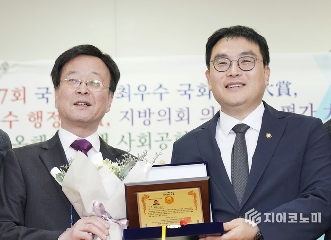 정지웅 경기북부지방변호사회 회장(오른쪽)이 수상 후 서정태 ㈔한국유권자총연맹 총재와 기념촬영을 하고 있다.