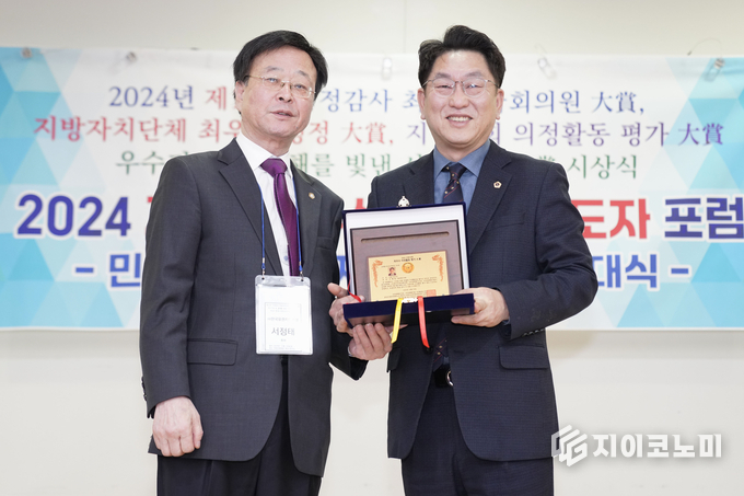 우형찬 서울특별시의회 의원(오른쪽)이 서정태 ㈔한국유권자총연맹 총재와 기념촬영을 하고 있다.