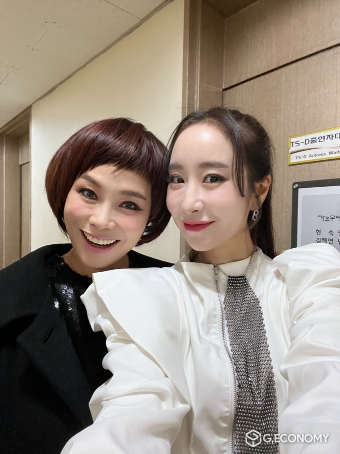 지난 2일, 가요무대 녹화장에서 가수 BONY가 현숙과 함께 특별한 순간을 나눴다.