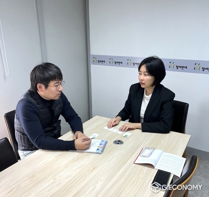K미술연대 성희승대표와 참여연대 김주호 민생경제팀장과 만나 갤러리K 사건의 피해 회복 방안을 논의하고 있다. /사진=K연대