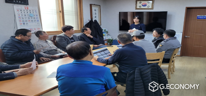 무안경찰서 수사과는 5일 대한노인회 청계분회를 방문해 어르신들을 대상으로 보이스피싱 예방 교육과 홍보 활동을 펼쳤다. 무안경찰서 제공