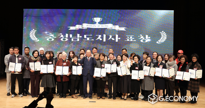 김기영 충남도 행정부지사, ‘2024 자원봉사자의 날 기념식’ 도지사 표창장 수여 기념사진