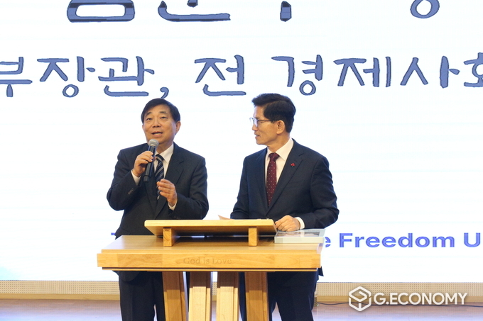 김문수 고용노동부 장관이 안재철 대표와 단상에 서서 출판기념회 의의를 청중에게 전하고 있다.