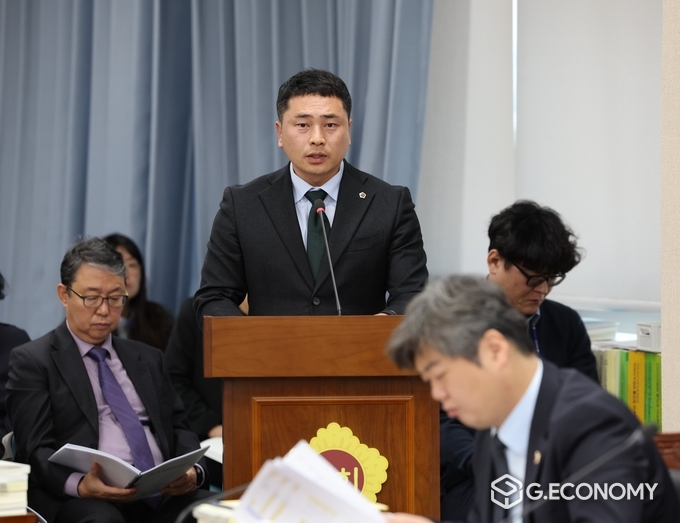임형석 전남도의원이 11월 20일, 전남도의회 교육위원회에서 ‘전라남도교육청 학생 통학 지원 조례안’에 대해 제안설명을 하고 있다. 전라남도의회 제공