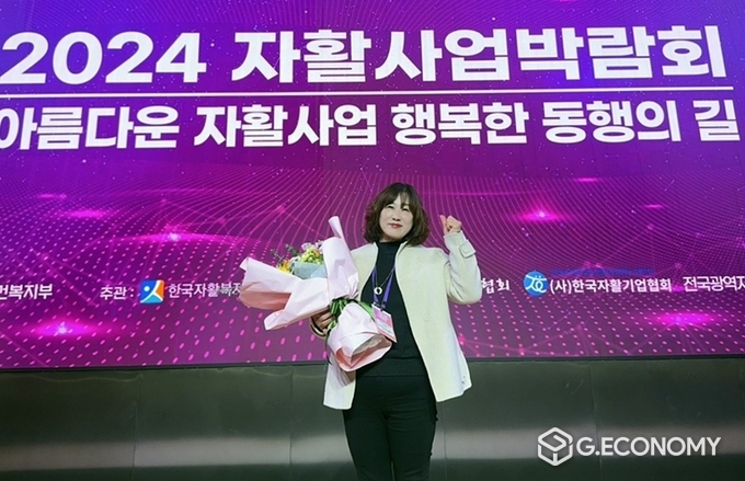 나주시는 관내 자활기업인 (유)아름건설 어은화 대표가 보건복지부가 주최한 ‘2024 자활사업 박람회’서 제16대 자활명장으로 선정됐다고 9일 밝혔다. 어 대표는 지난 2020년 취약계층 주거복지 향상을 위한 건축분야 재능기부를 꾸준히 실천해왔다. 나주시 제공