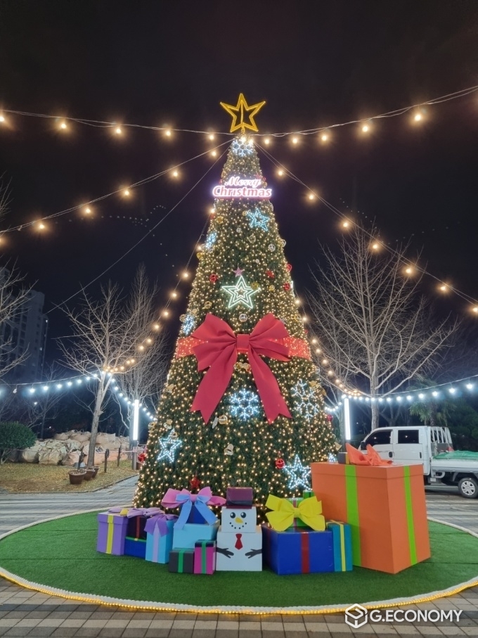불무공원에 설치된 대형 트리. 무안군 제공