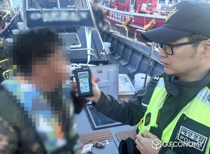 서해해경청, 내년 1월 6일까지 음주운항 특별단속 실시하여 동절기 해양사고 예방에 나선다.(음주운항 단속에 나선 해경). 서해지방해양경찰청 제공