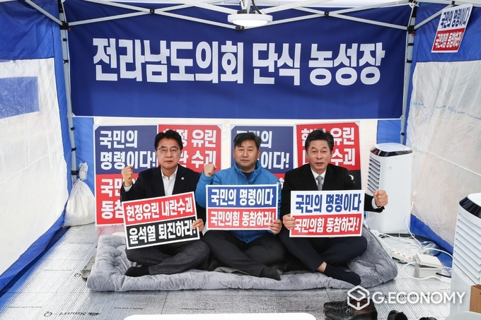 전라남도의회 의원들, 윤석열 대통령 탄핵 촉구 '릴레이 단식 농성' 중(왼쪽부터 김태균 의장.최정훈 도의원.이철 도의원)