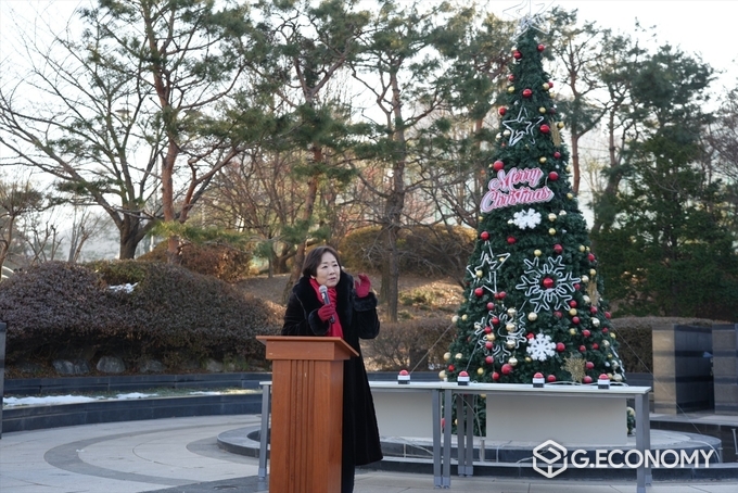 성탄트리 기증식에서 성탄트리의 의미를 설명하는 백인자 총장. /사진=한세대
