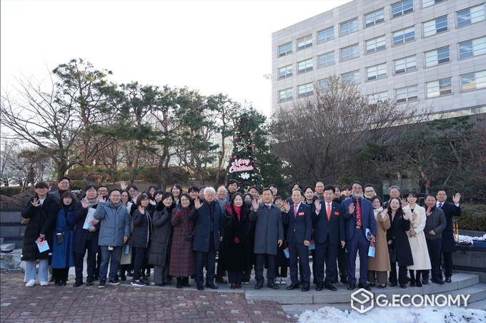 성탄트리 기증식에 참석한 관계자들과 기념사진을 찍고 있다. /사진=한세대