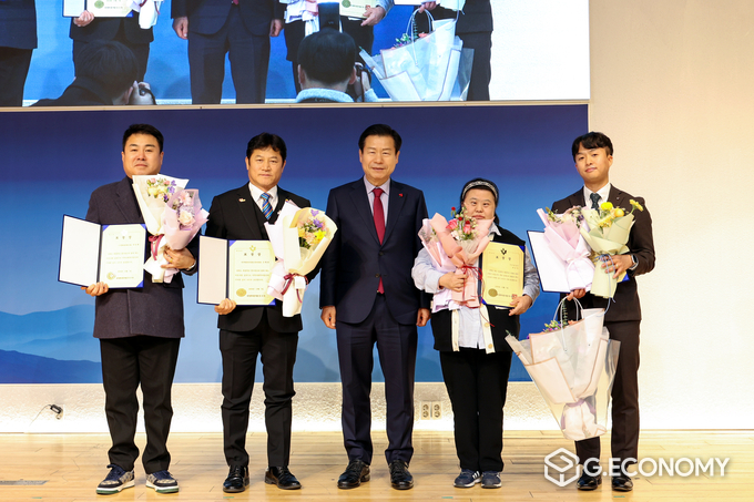 맨 왼쪽 한재산업개발 여인현 대표, ‘2024년 남산이웃사랑 송년예술제에서 대구광역시 중구청 류규하 청장 표창 수여 후 기념사진