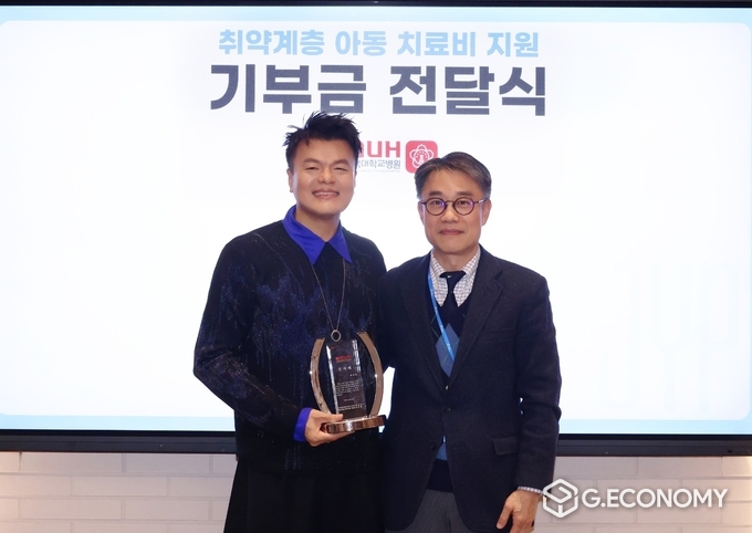 박진영 JYP엔터테이먼트 대표 프로듀서가 10일 본사에서 국내 취약계층 치료비 지원 기부금 전달식을 열고 칠곡경북대학교병원에 2억원의 기부금을 전달하고 감사패를 받고 기념사진을 찍고 있다. 좌측부터 JYP엔터테이먼트 박진영 대표 프로듀서, 경북대병원 대장항문소아외과 박진영 교수. /사진=경북대병원