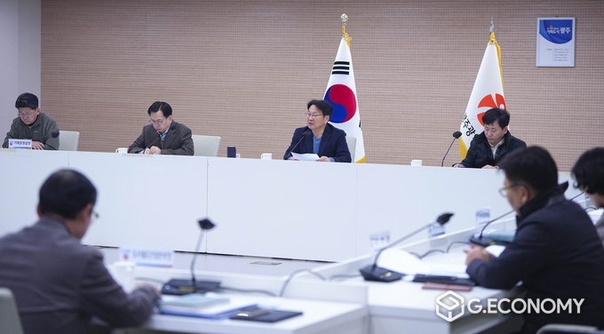 강기정 광주광역시장이 15일 오후 시청 중회의실에서 윤석열 대통령 탄핵소추안 가결에 따른 긴급 간부회의를 열고 민생안정 대책 방안을 논의하고 있다. 광주광역시 제공