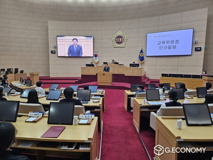김정희 교육위원장이 12월 13일 제6기 전남학생의회 하반기 정기회에 참석하여 인사말을 하고 있다. 전라남도의회 제공