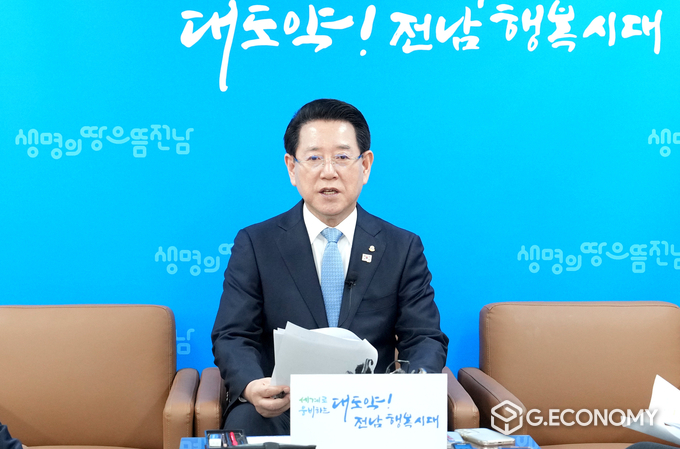 김영록 전남도지사는 16일 민생안전대책 기자간담회에서 도민의 경제적 충격 완화와 일상 회복을 위해 총력을 다하겠다고 밝혔다. 전라남도 제공