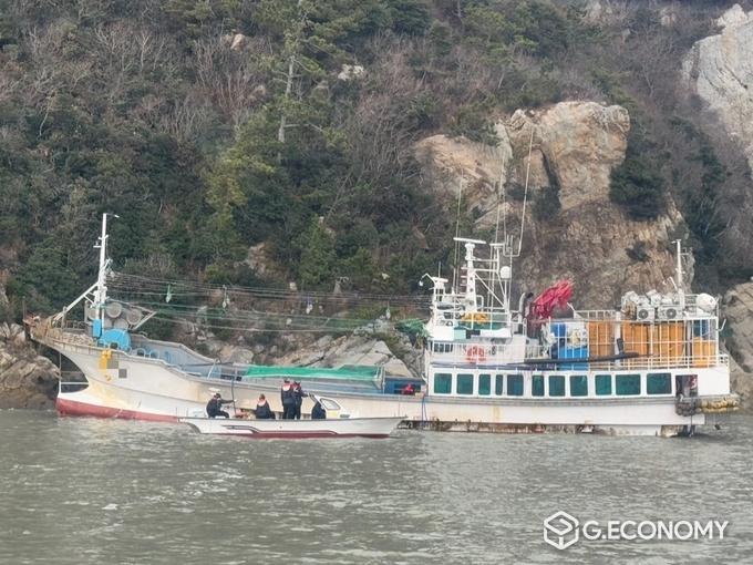 사고 선박에 접근 중인 목포해경. 목포행양경찰서 제공