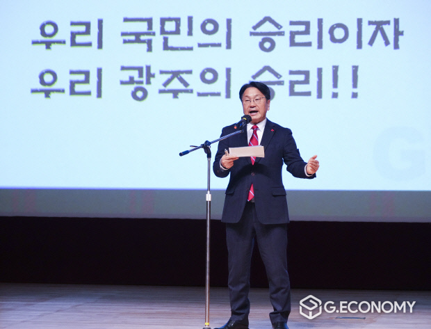 강기정 광주시장은 16일 시청 대회의실에서 열린 12월 정례조회에서 "여러분이 광주의 힘, 올해도 수고하셨습니다"라는 메시지를 전달했다. 광주광역시 제공