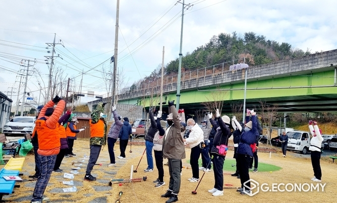 파크골프 경기 직전, 동호회원들이 몸풀기를 하며 경기에 대비하고 있다. 강진군파크골프협회 제공