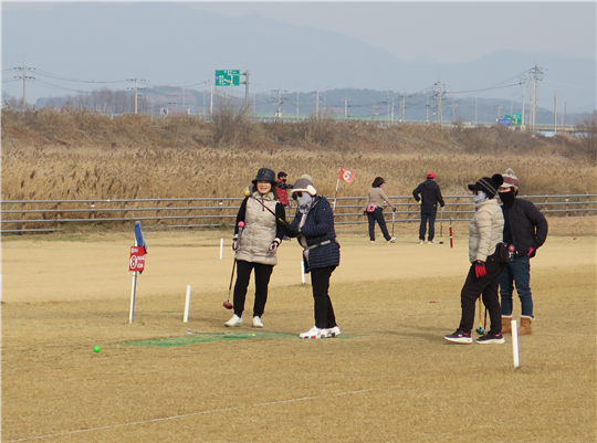 논산시파크골프협회 회원들이 논산시파크골프장에서 친목 경기를 벌이고 있다. 