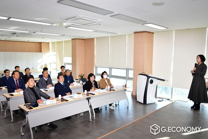 함평군의회 의원 및 직원들이 지난 17일 함평군평생학습관에서 4대폭력 예방 교육을 받고 있는 모습. 함평군의회 제공