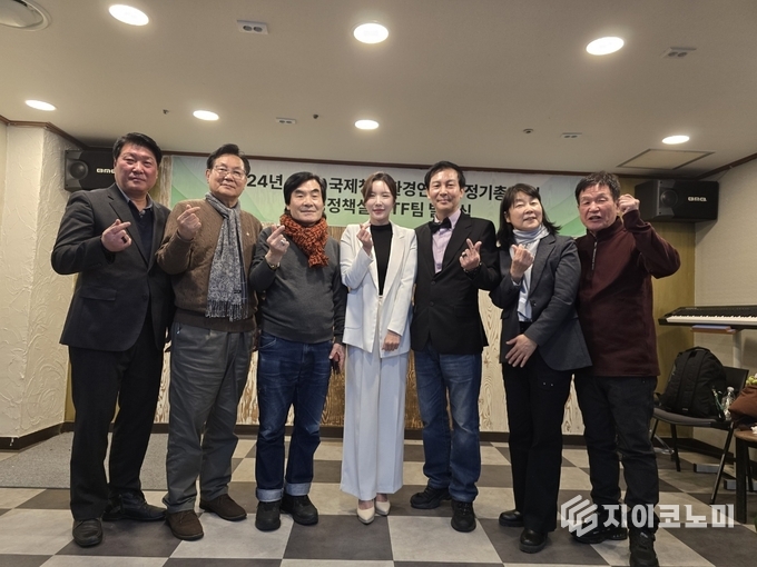 사단법인 국제청년환경연합회 좌) 김석훈 총재, 한국신문방송언론인협회 김준원 회장, 김영채, 심소원 아나운서, 이정희 회장 등/뉴스아이이에스