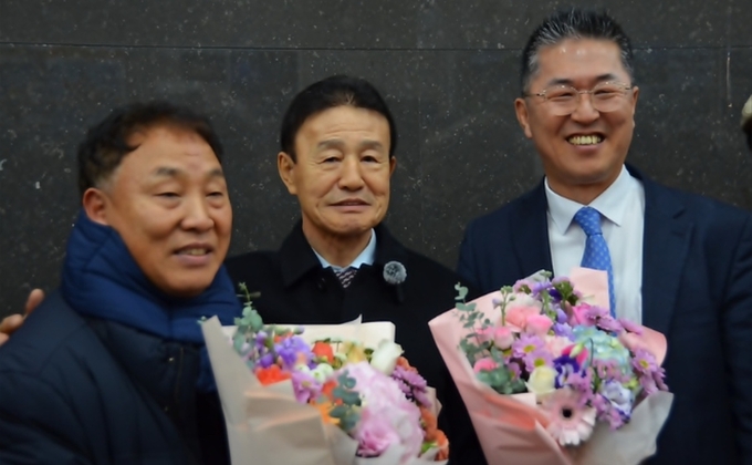 홍석주 차기 대한파크골프협회 회장 (가운데) 당선인과 전영창 케이파크골프대표(오른쪽), 박경래 전남파크골프협회장(왼쪽)이 당선의 기쁨을 함께하고 있다. 