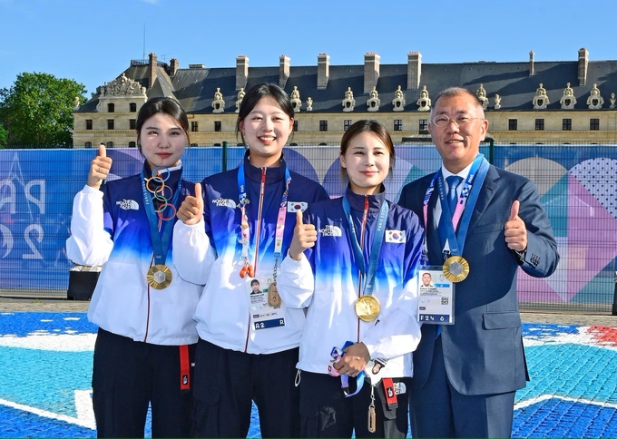 정의선 양궁협회 회장이 2024 파리올림픽에서 여자 단체전 금메달을 따낸 대표팀 선수들과 함께 프랑스 파리 앵발리드 경기장에서 기념 촬영을 하고 있다. .