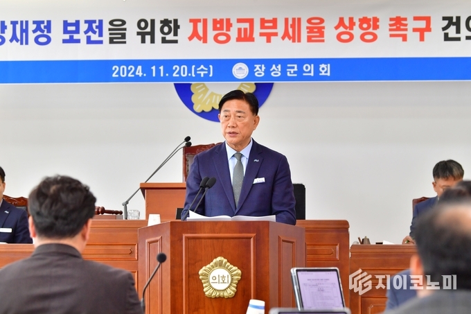 지난 11월 20일 장성군의회 제2차 정례회에서 예산안 관련 시정연설 중인 김한종 군수. 장성군 제공