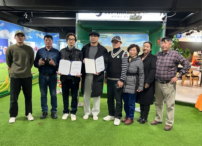 JS파크골프는 몽골의 파크골프 산업 발전과 저변 확대를 위해 몽골파크골프협회와 업무협약를 맺었다. (사진 왼쪽에서 세번째부터 박정호 대표, 아귀 회장, 박종성 교육원장)