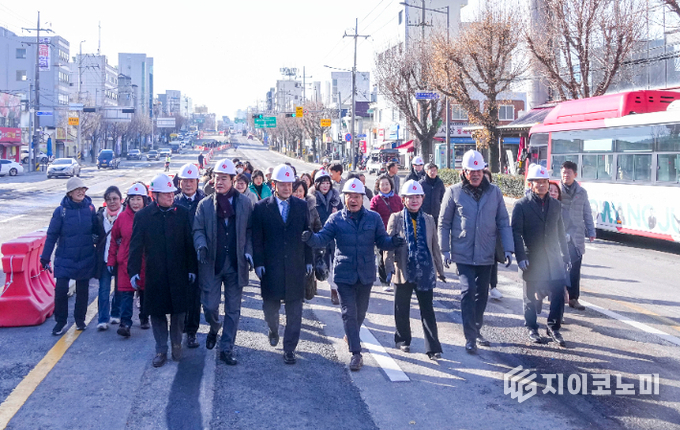 강기정 광주광역시장은 23일 동구 산수오거리 인근에서 도시철도2호선 1단계 구간 도로 개방 관련 시민 보고를 진행했다. 광주광역시 제공